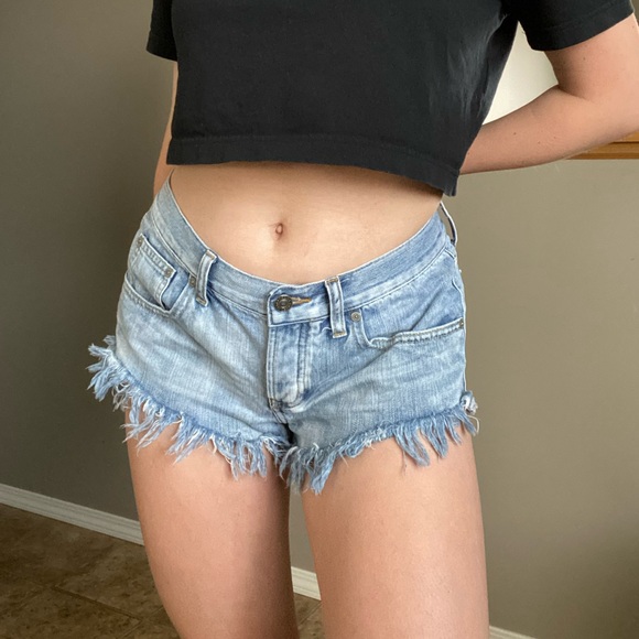 Low-rise Shorts from Aritzia - Picture 3 of 5